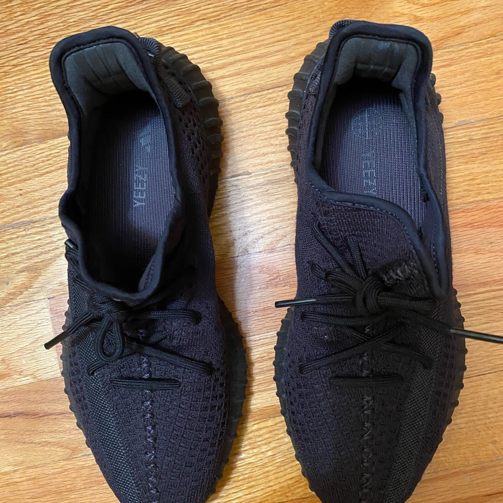 Size 10.5 M adidas Yeezy Boost 350 V2 Low Onyx